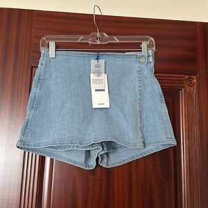Women’s denim stretch skort size small. New with tags
